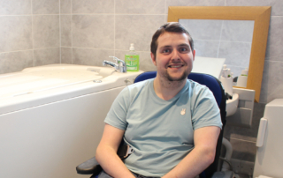 Wheelchair user next to his Gemini 2000 bath