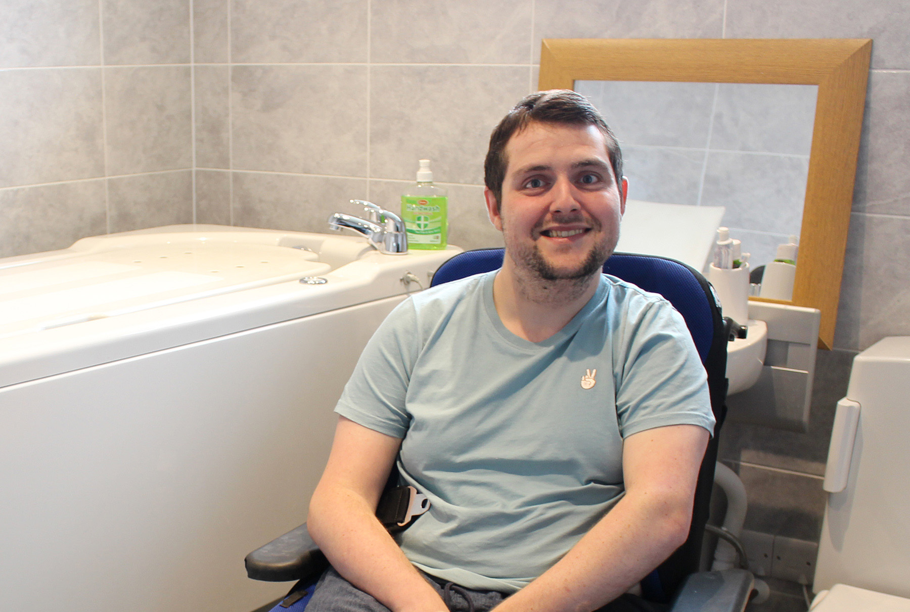 Wheelchair user next to his Gemini 2000 bath